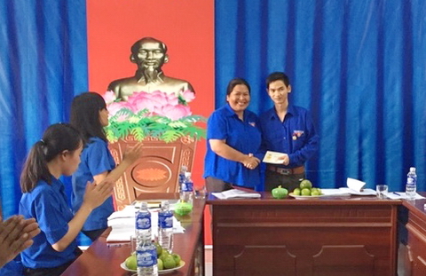 Trao tặng huy hiệu "Tuổi trẻ dũng cảm" cho anh Nguyễn Văn Kiên